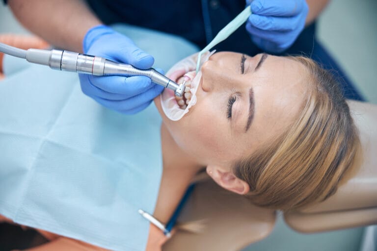 Pulizia dentale per chi porta l’apparecchio